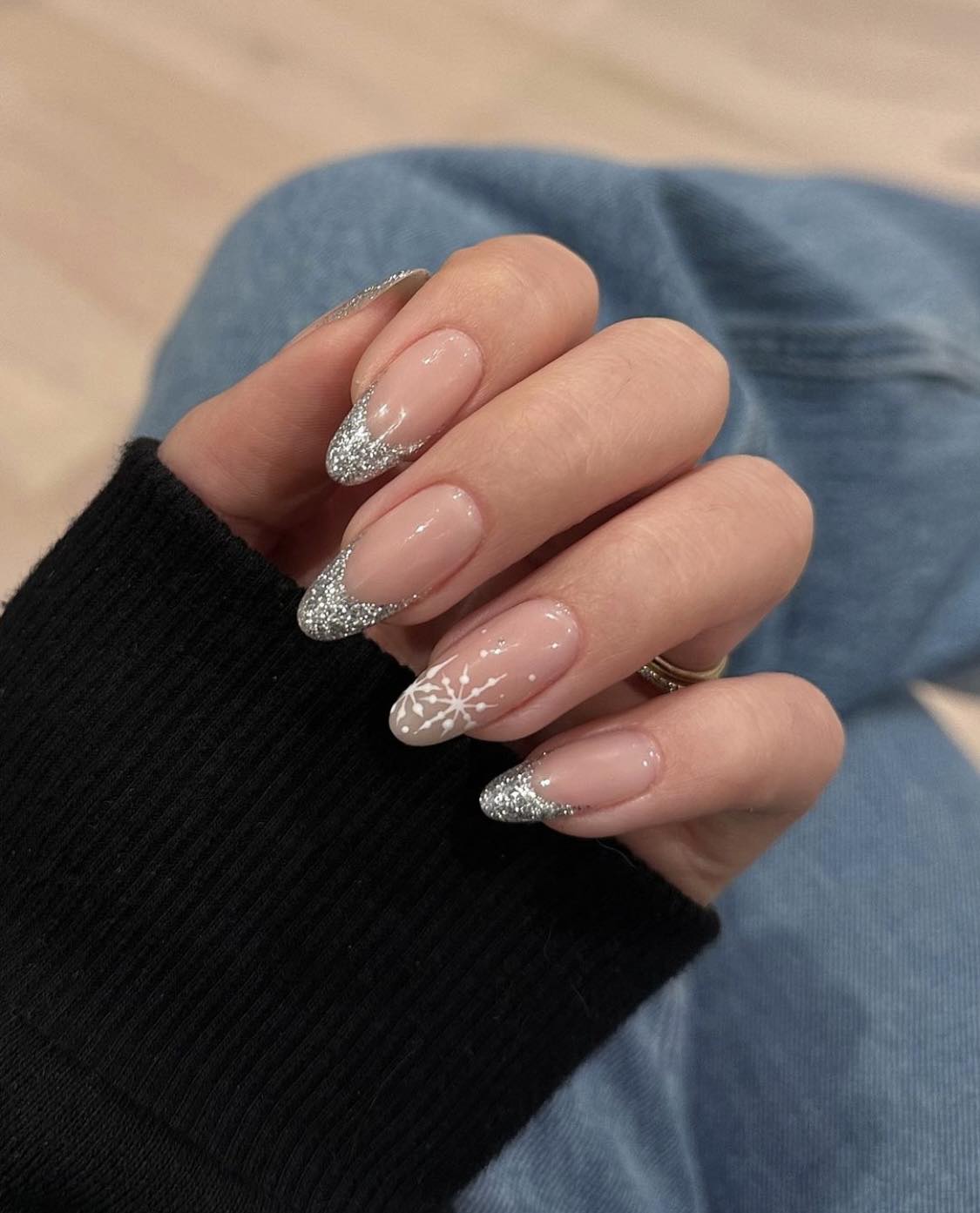 Naakt en zilverglitter winternagels