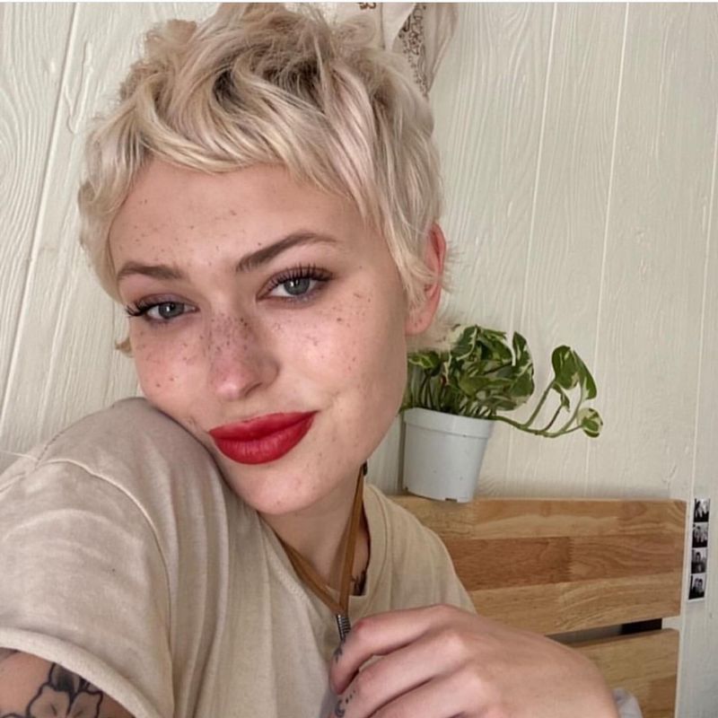 Pixie Cut met opzij gespreide pony