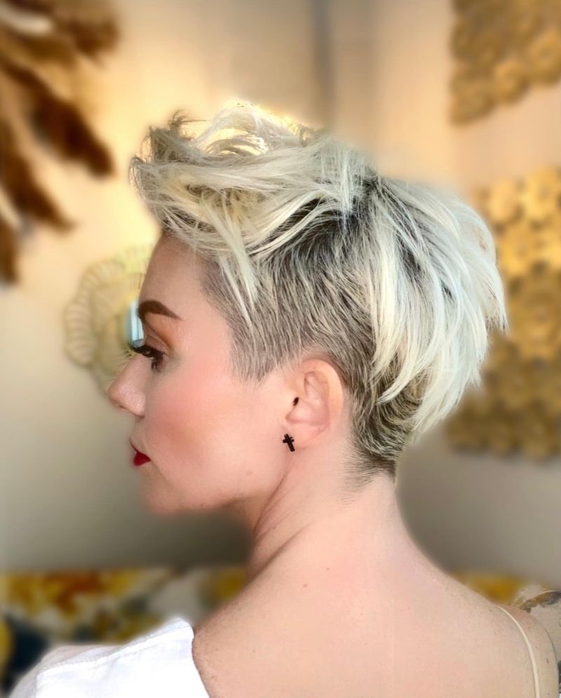 Pixie avec côtés rasés