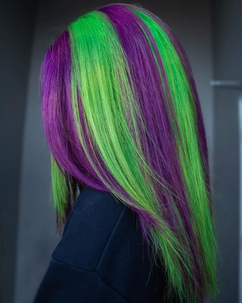 Cabelo cor de ameixa com madeixas verdes