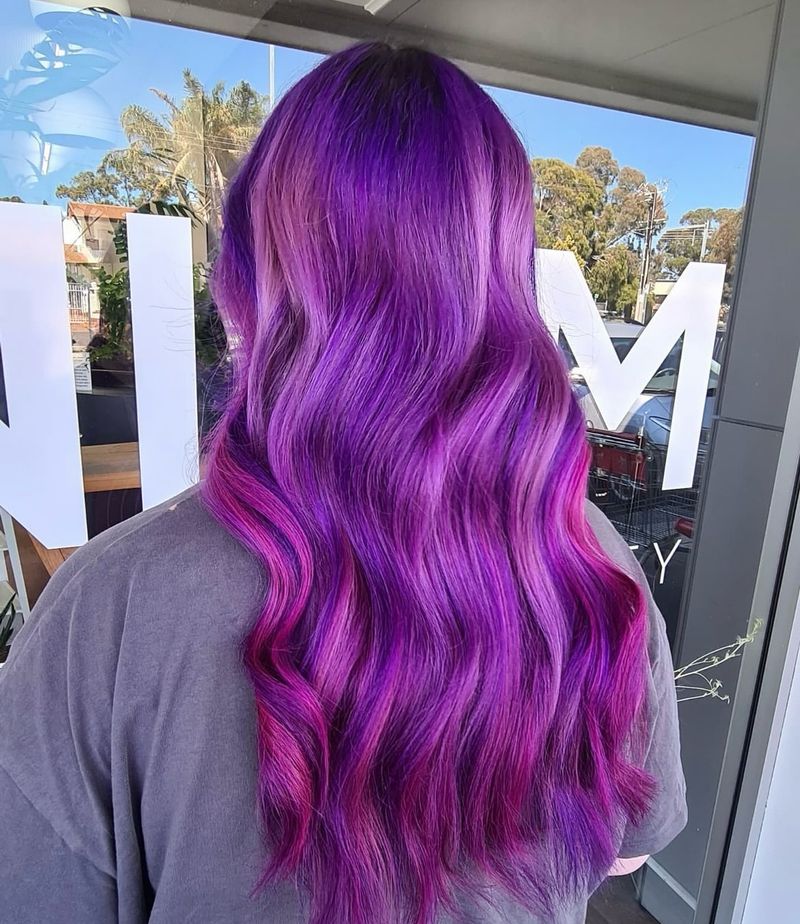 Cabelo cor de ameixa com madeixas em tons pastel