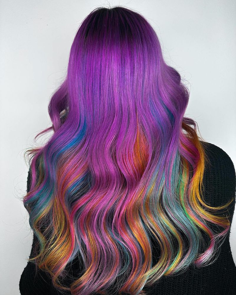 Capelli prugna con punte arcobaleno