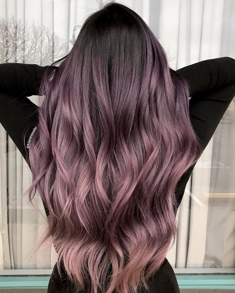 Cabelo cor de ameixa com pontas em ouro rosa