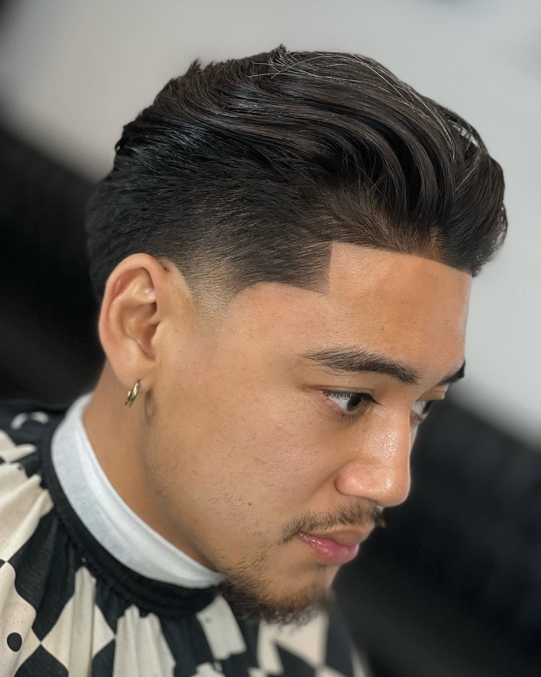 Cabelo para baile de finalistas com desvanecimento cónico 