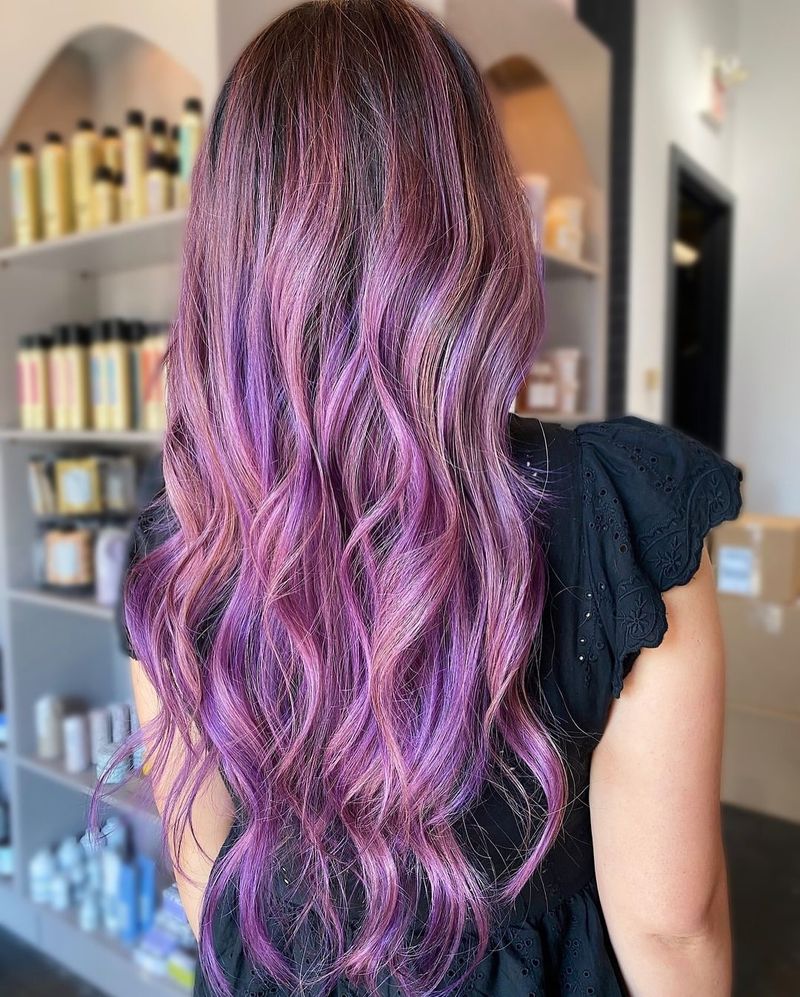 Balayage violet sur cheveux longs