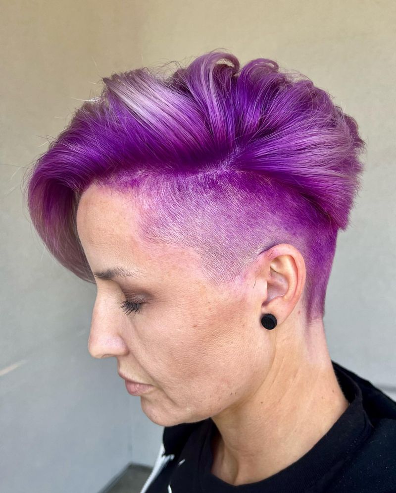 Mohawk violet avec côtés rasés