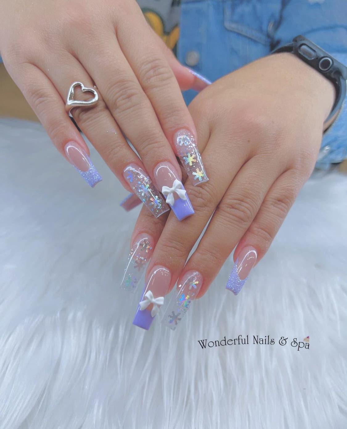 Uñas de invierno moradas con lazo