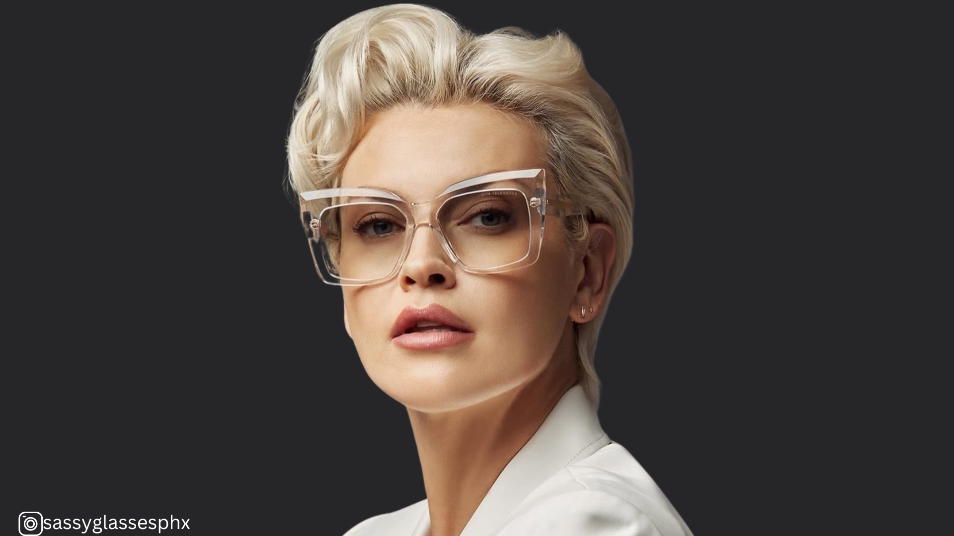 corte pixie para mujeres de más de 50 años con gafas