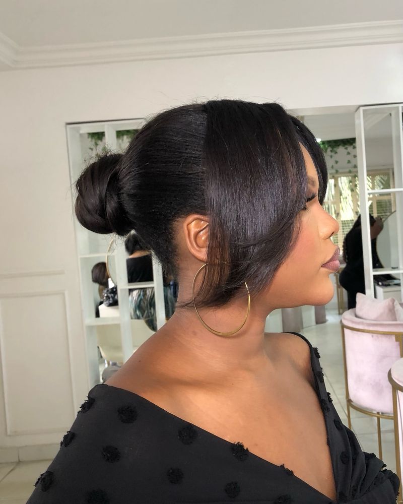 Chignon épuré avec franges latérales