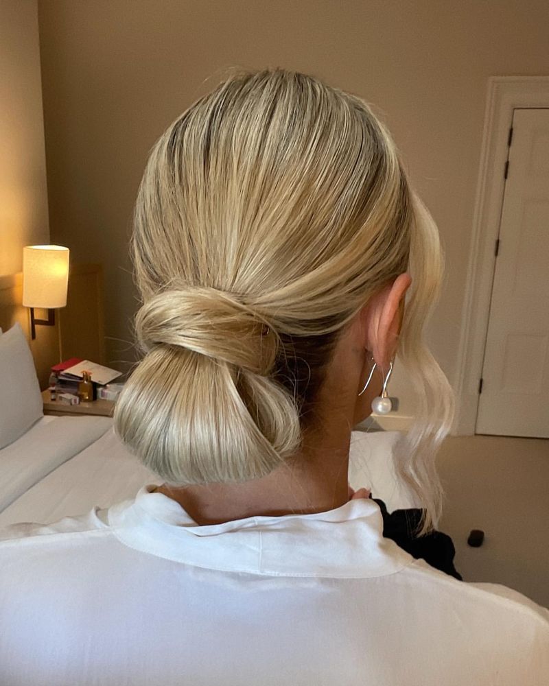 Uno chignon basso elegante