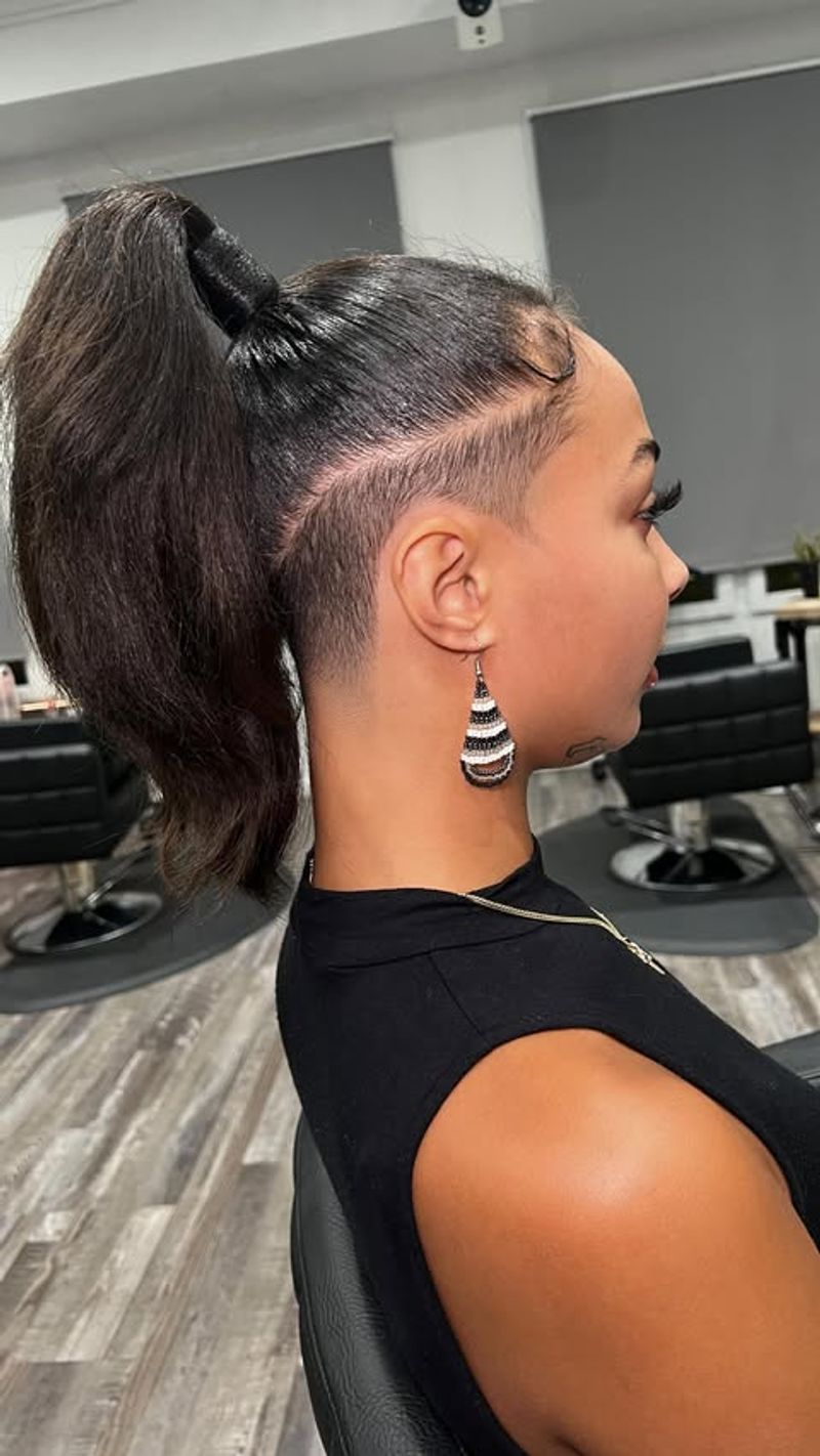 Strakke paardenstaart met undercut