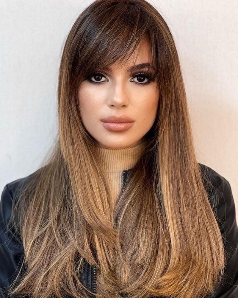 Cabelo liso e elegante com franja lateral