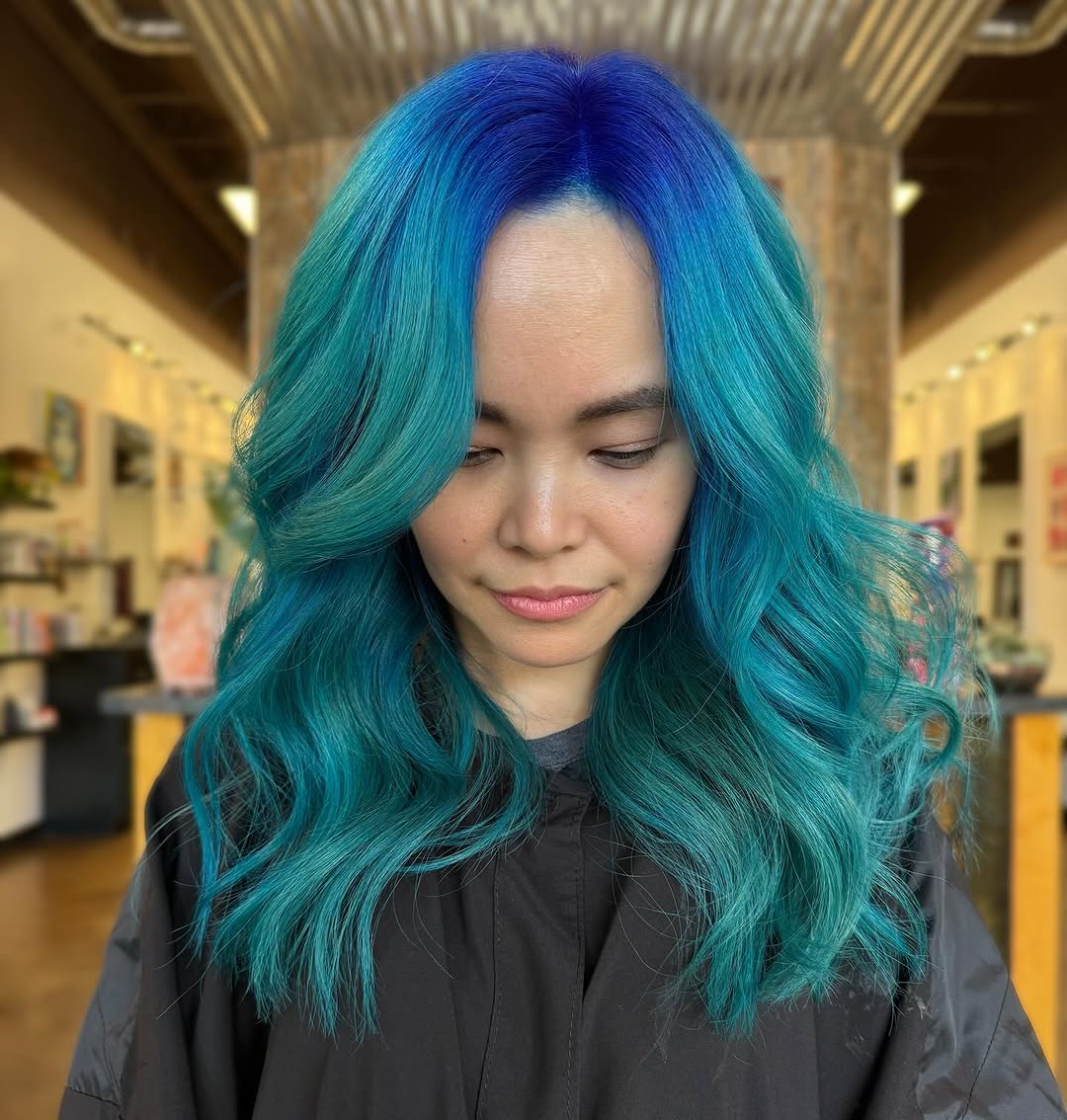 Cabello teal con raíces azules