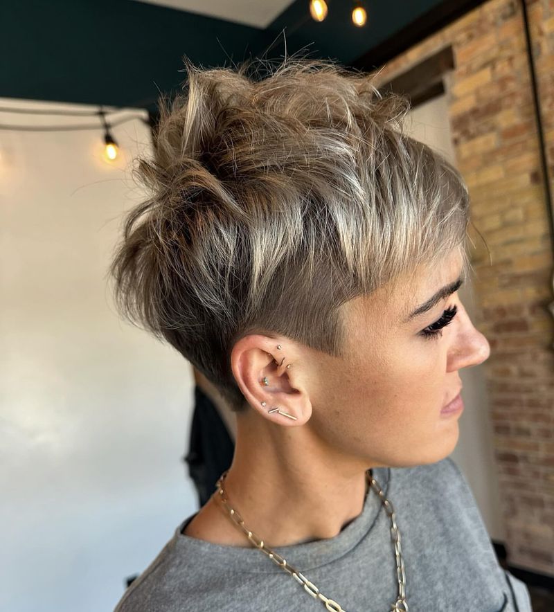 Pixie com corte undercut texturado