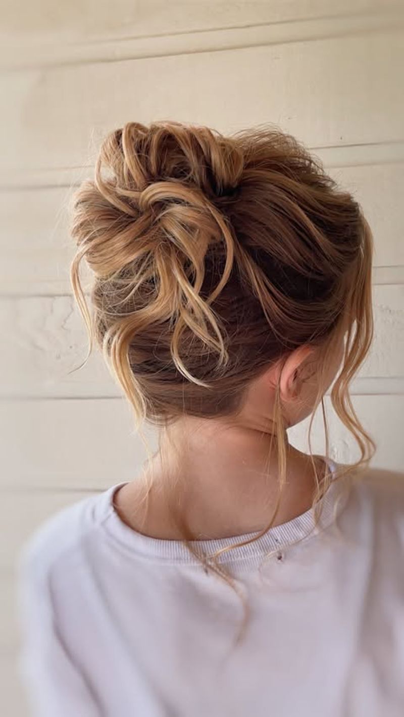 Chignon disordinato con nodo superiore