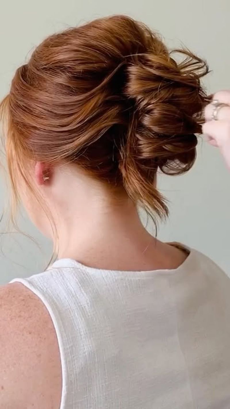 Provate uno chignon laterale per un colpo di scena