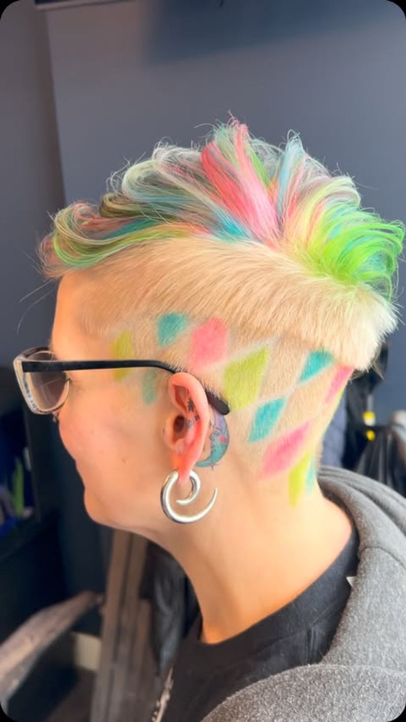 Pixie com corte inferior e cores do arco-íris