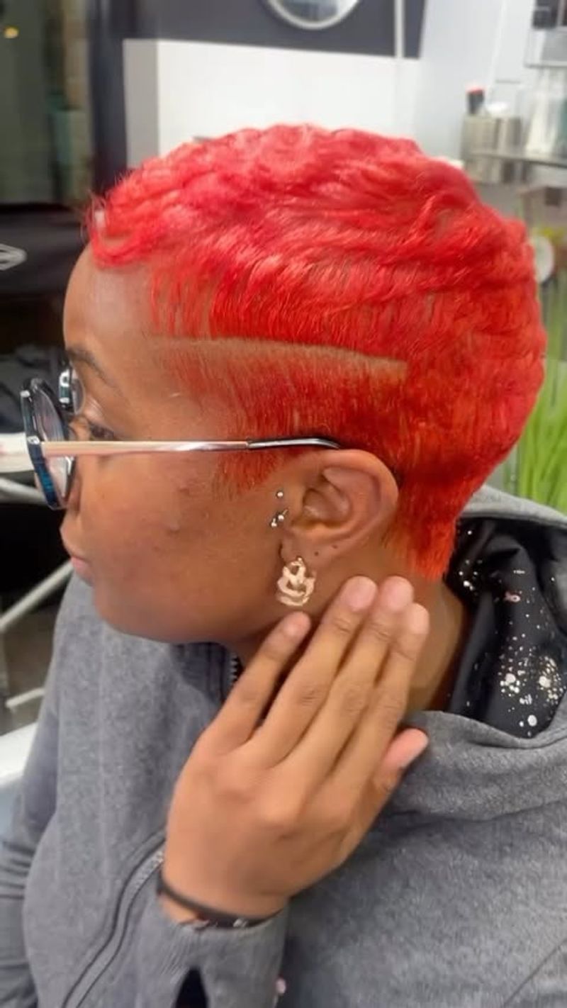 Pixie vermelho vibrante com corte inferior