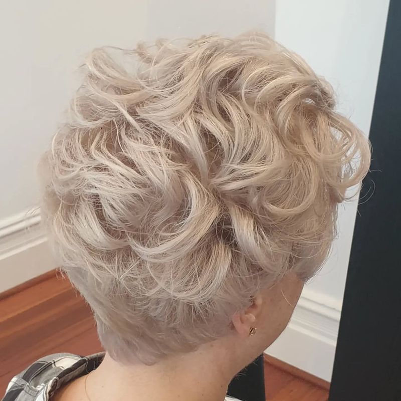 Volumineuze Blonde Pixie