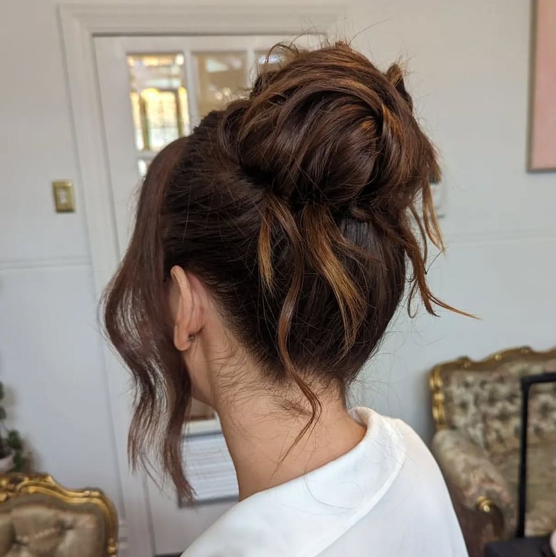 Chignon ondulé avec du volume