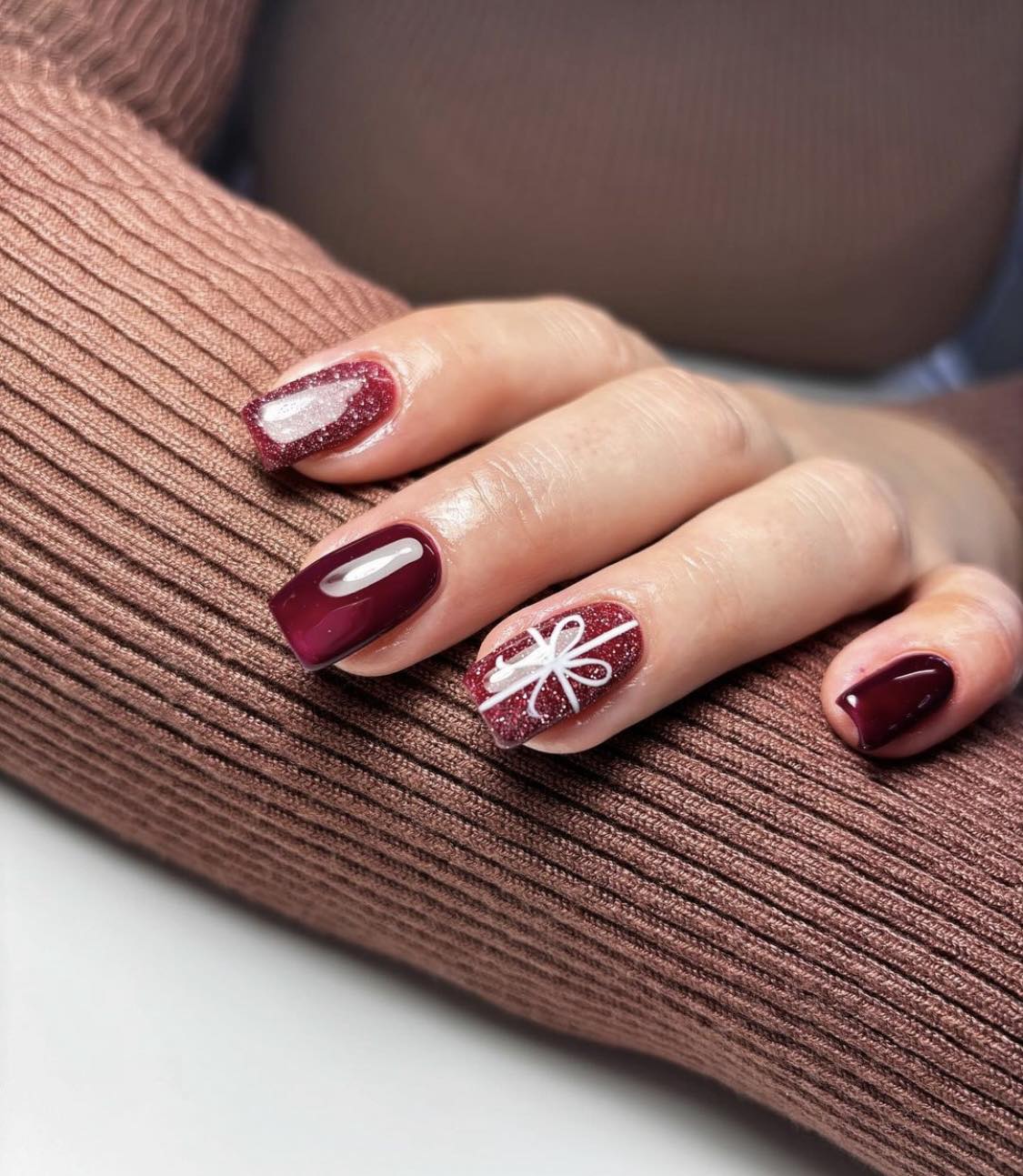 Uñas de invierno en rojo vino