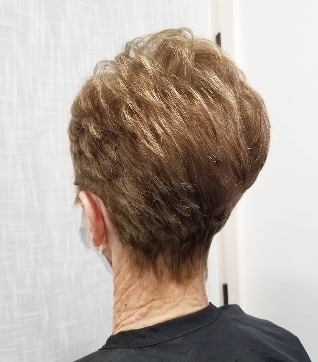 feathered wedge pixie cut met pony