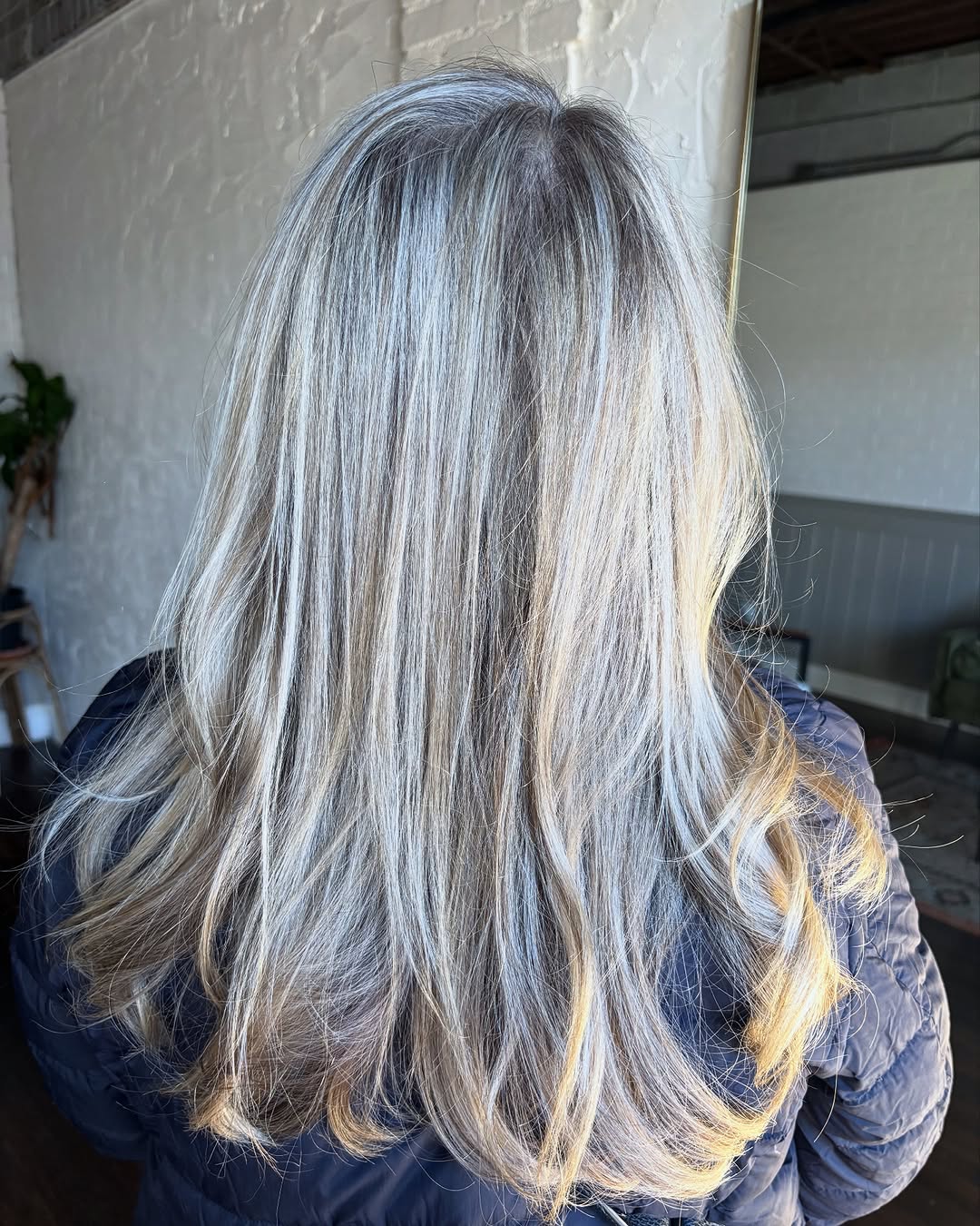 cabelo em camadas com mechas cinzentas