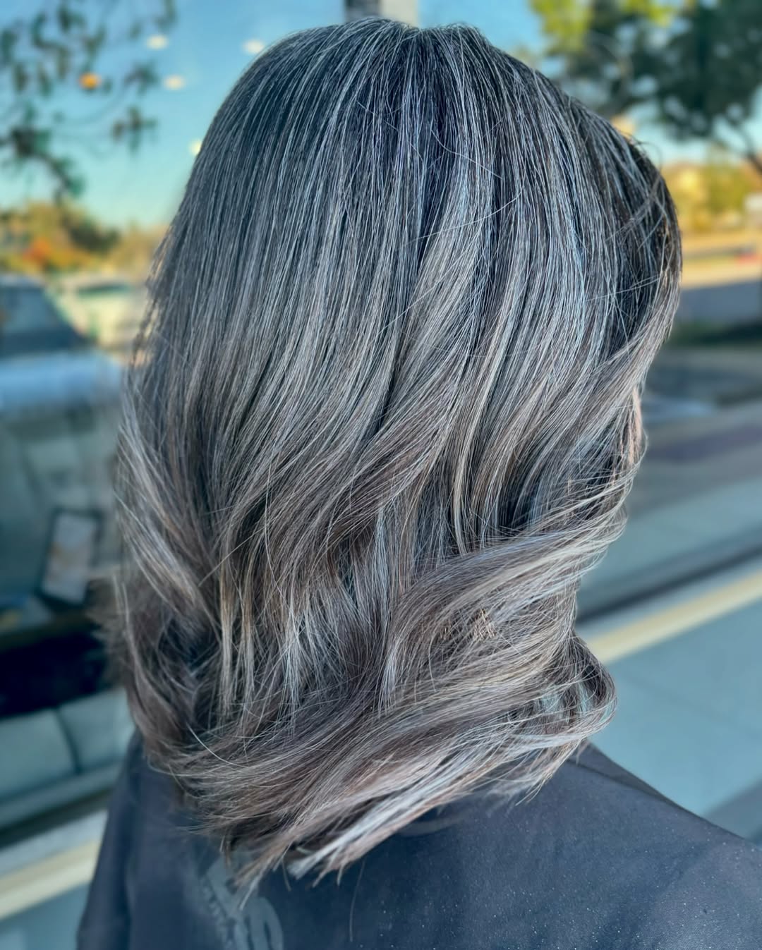 balayage gris sur cheveux mi-longs