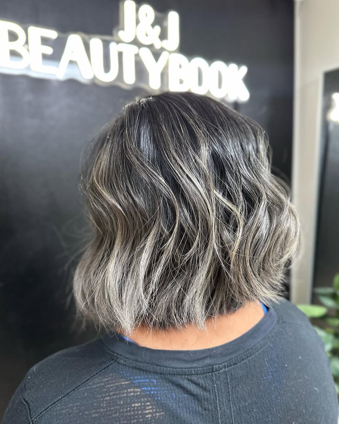 balayage cinzento em cabelo ondulado à altura do queixo