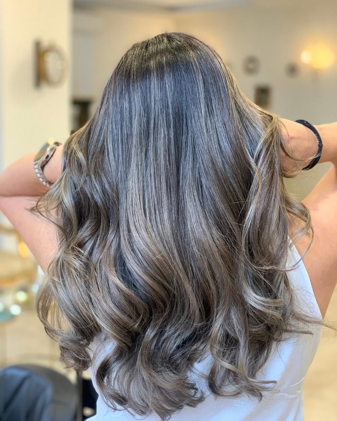 capelli grigio chiaro biondo cenere