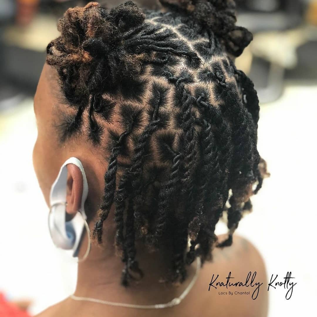 chignon spatial à moitié relevé locs courts et torsadés