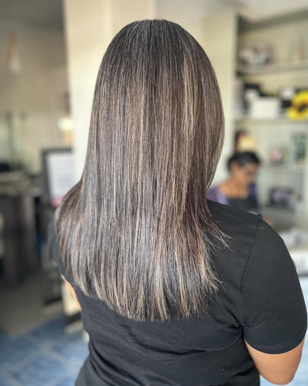 cabelo cinzento em camadas com madeixas castanhas