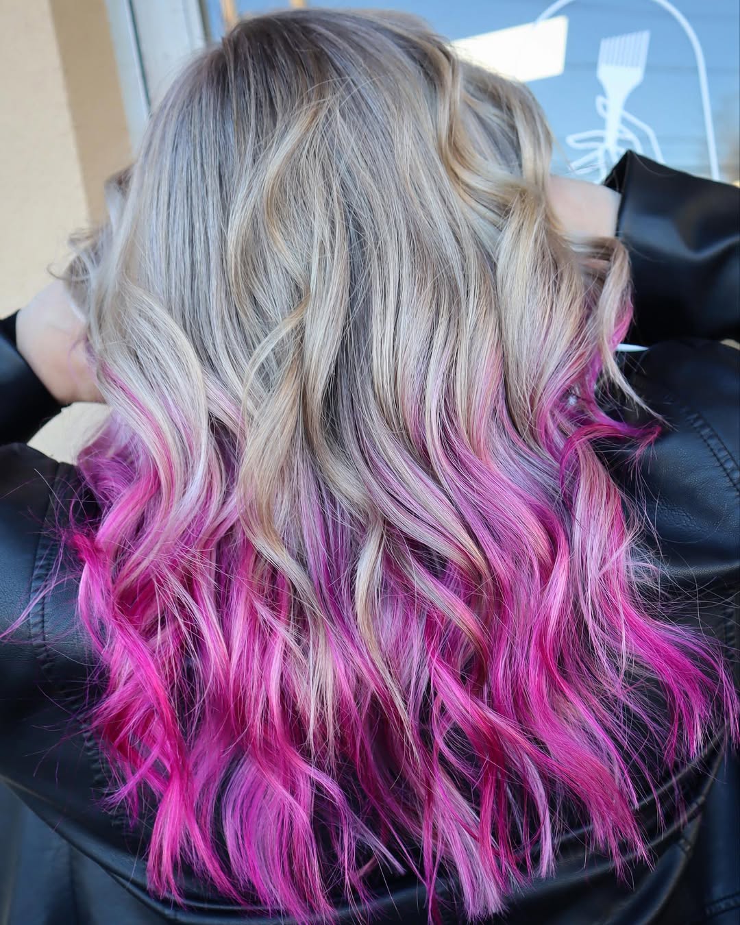 balayage cor-de-rosa com madeixas louras