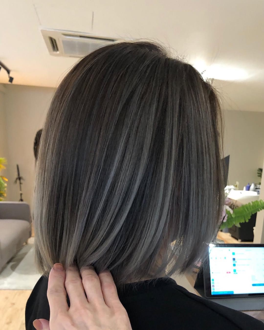 balayage gris subtil sur une coupe au carré