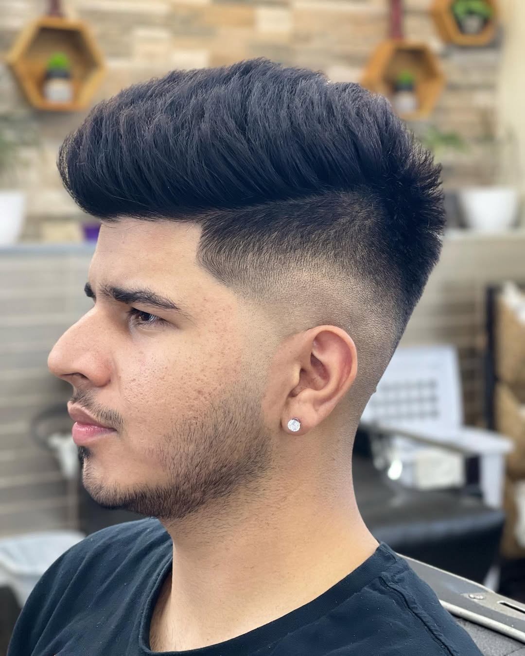 taglio di capelli taper fade pompadour