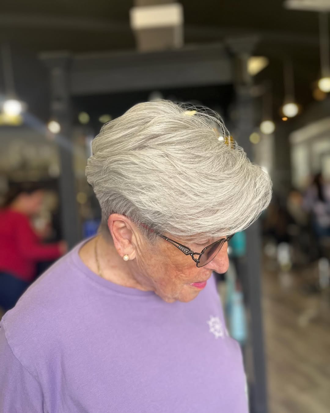 coupe de cheveux en coin avec frange sur le côté