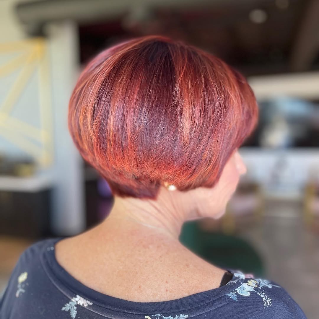 corte de cabelo vermelho em cunha com franja