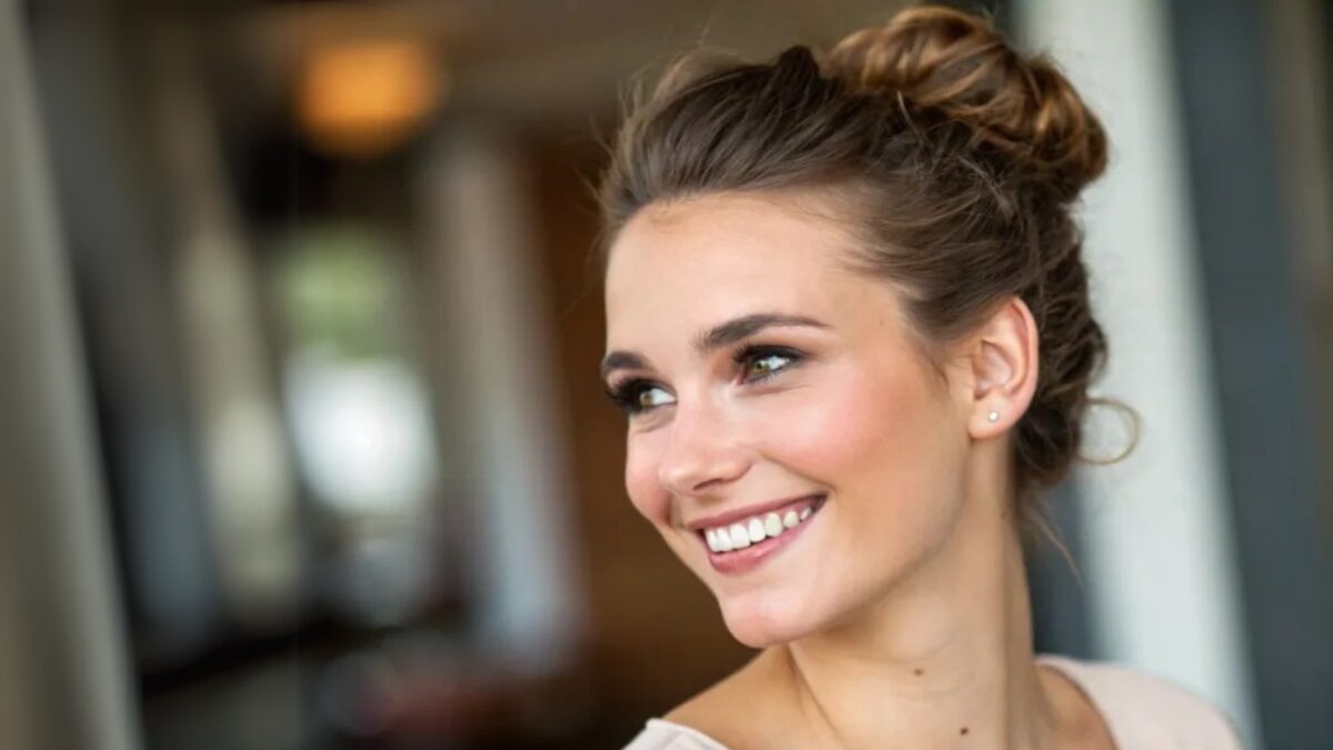 32 peinados fáciles con moño para realzar tu look diario