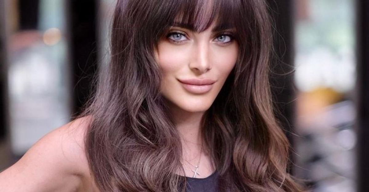 34 cortes de cabelo com penas que fazem o cabelo fino parecer instantaneamente mais espesso e cheio