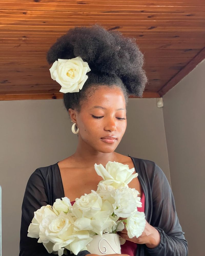 Afro con flores laterales