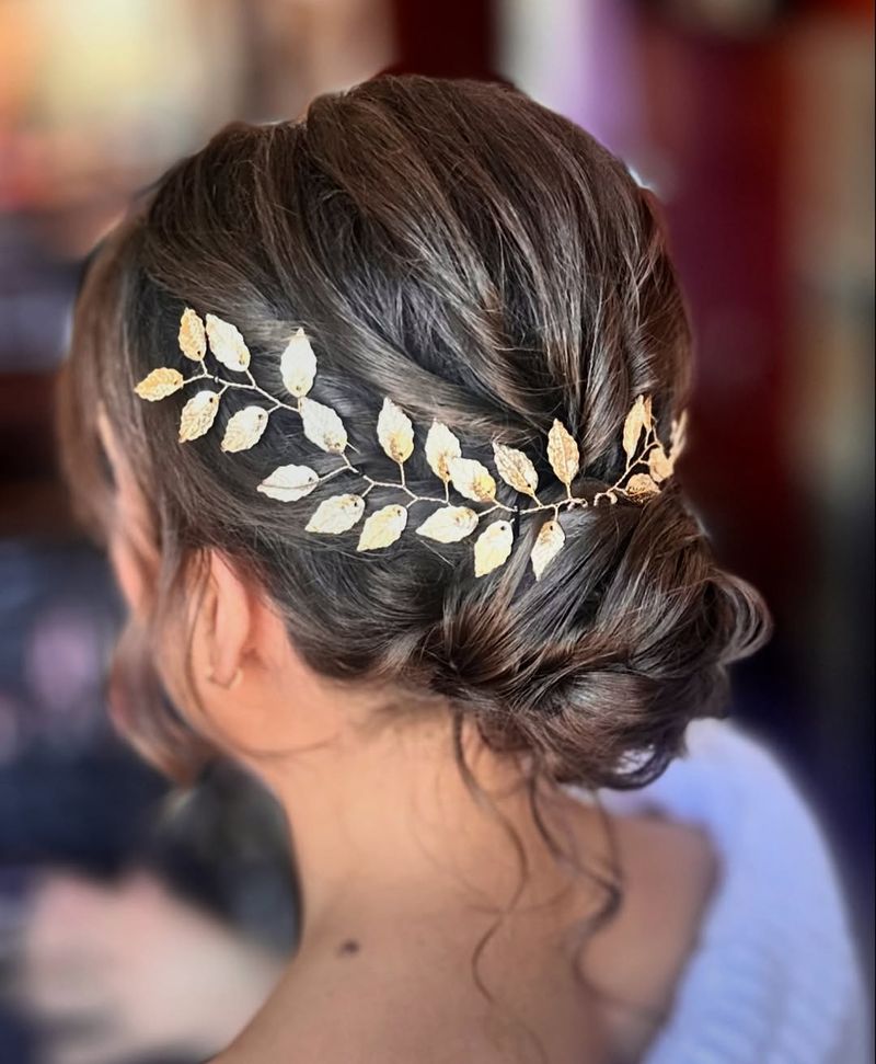 Chignon basso chic con accessori