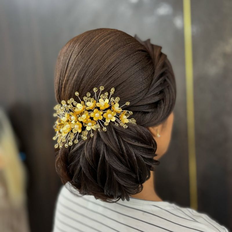 Chignon laterale voluminoso