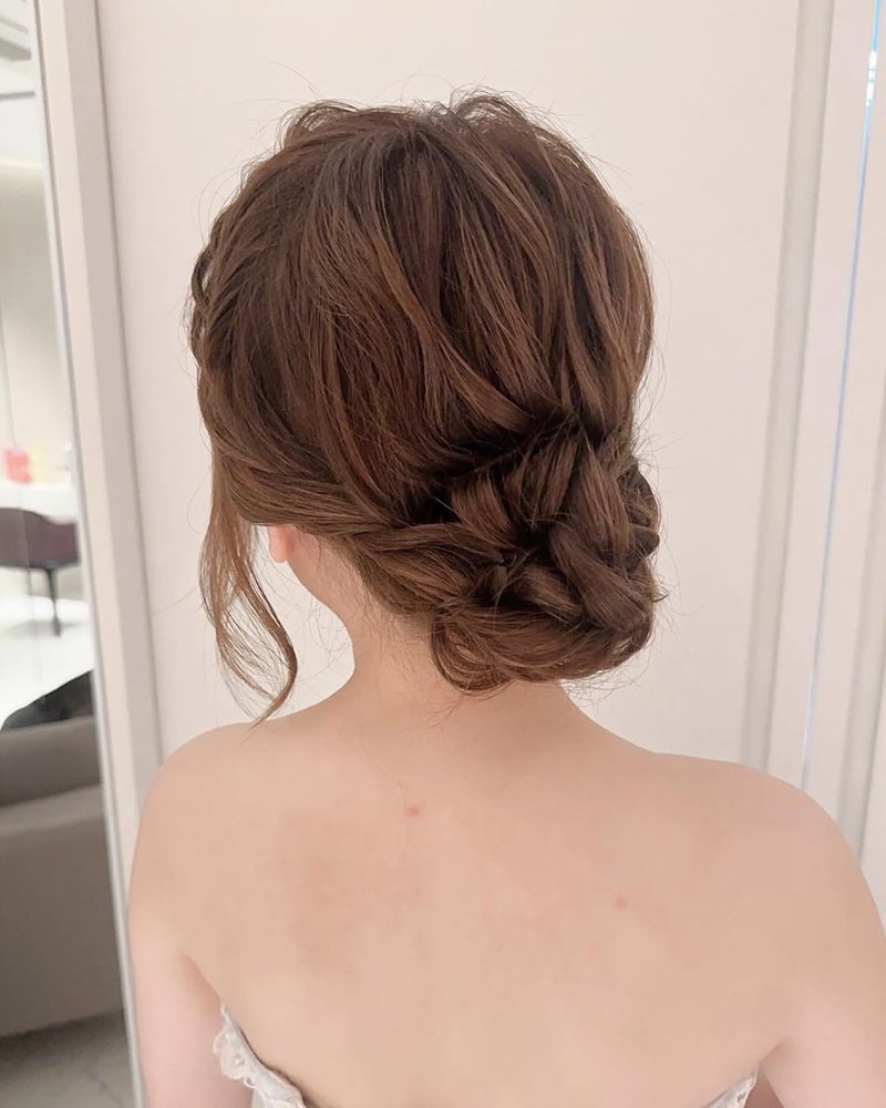 Chignon basso intrecciato con frangia