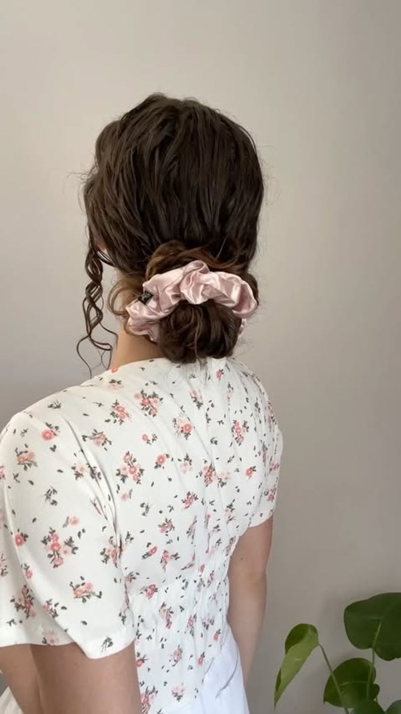 Chignon bas frisé décontracté