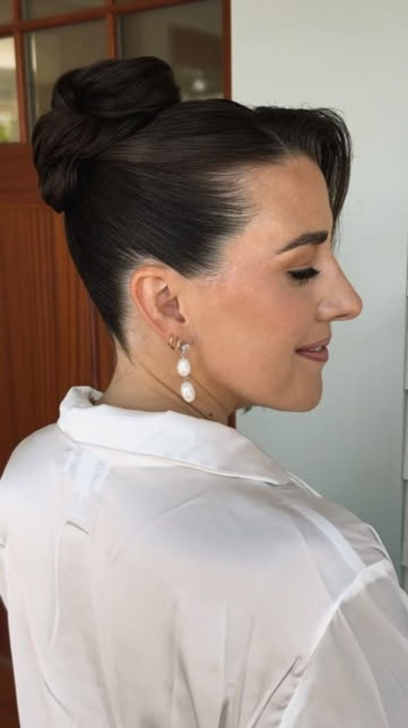 Chignon basso chic con parte laterale