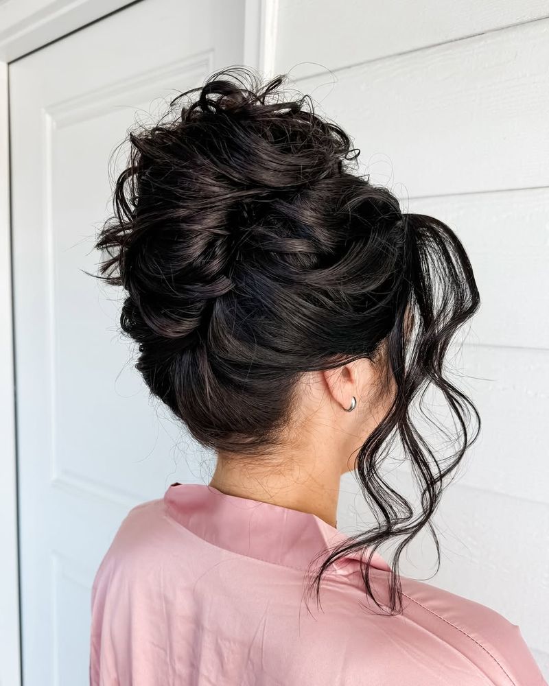 Updo classico con riccioli laterali