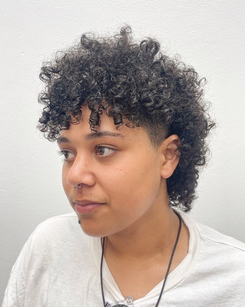 Cheveux bouclés avec coupe courte