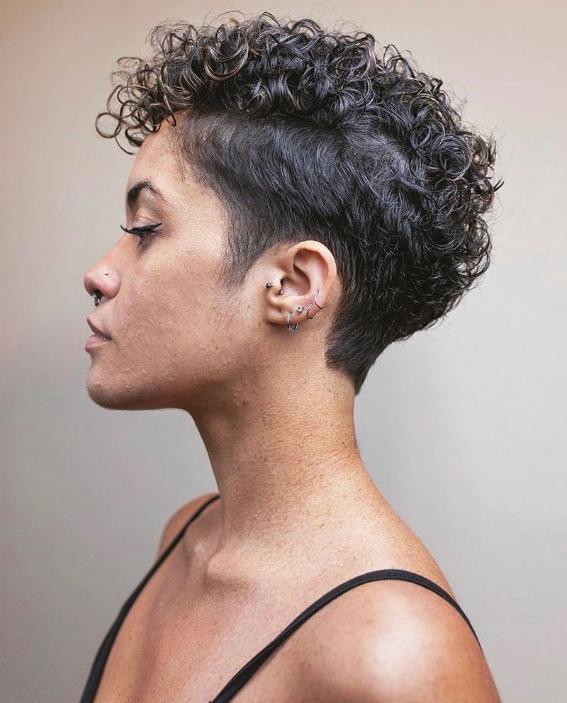 Pixie bouclé avec undercut