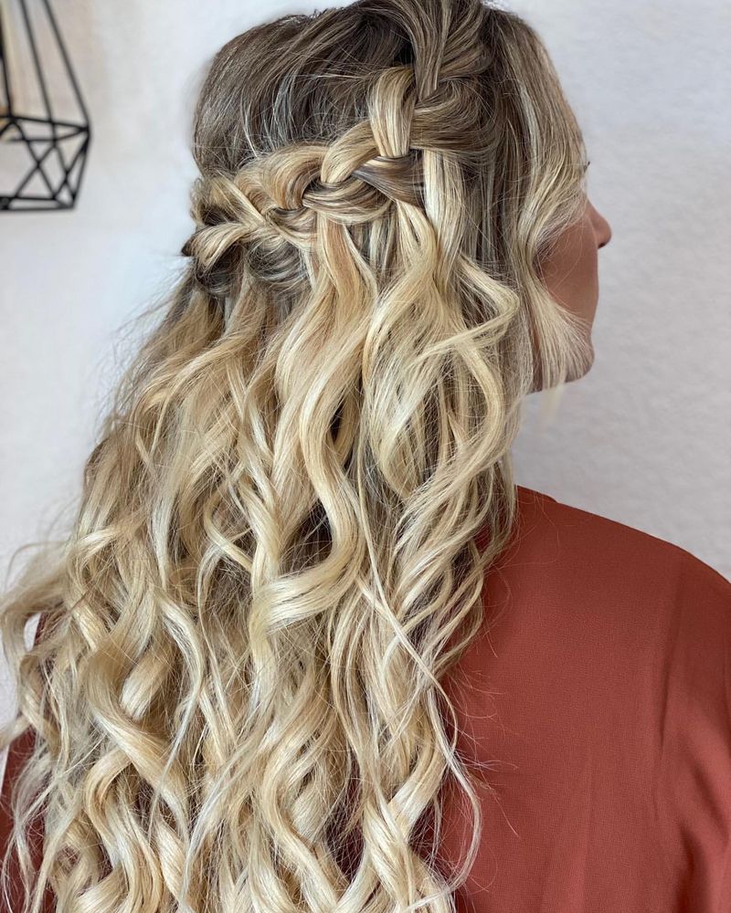 Tresse en cascade bouclée