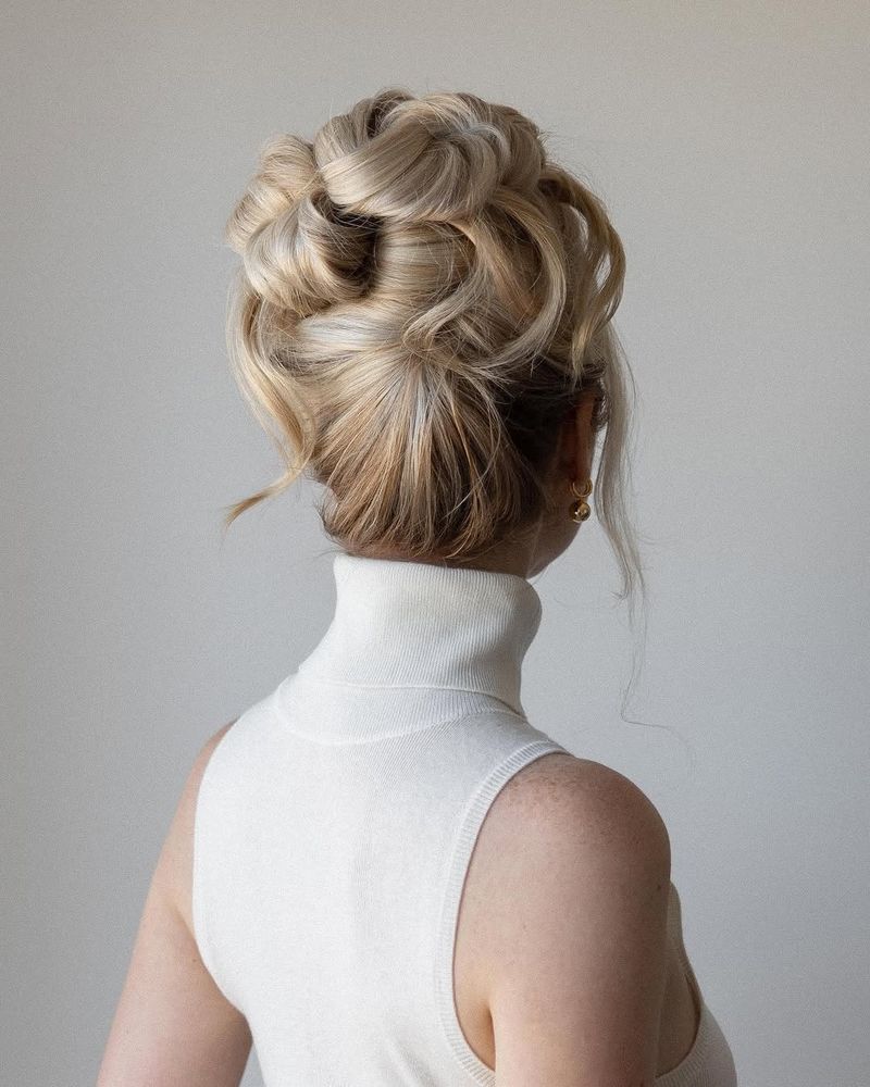 Elegante chignon alto con volume